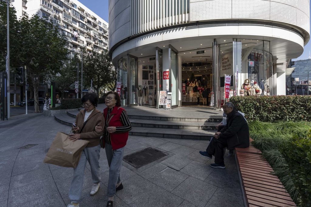 Proprietária da Uniqlo registra forte crescimento em todo o mundo — exceto na China